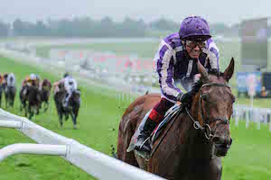 Espectacular foto de Snowfall a por la victoria en el Oaks. Foto: Ridgewell - The Jockey Club 