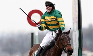 Tony McCoy celebra la victoria en la clásica de Aintree. Foto: David Davies/PA