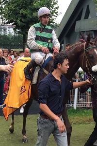 WILD KING y Jean Baptiste Hamel entrando al recinto de ganadores. (Foto: Fernando Martin)