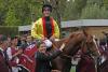 El jockey Piechulek llegando al Paddock de ganadores con la mayor alegría de su vida deportiva.