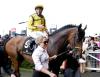 Viernes: ¡Un baile por Clive Brittain! El veterano entrenador celebró en el paddock la victoria de Rizeena en el Coronation Stk.