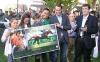 Momento del homenaje en el exterior del paddock del hipódromo