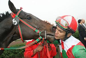 Murjan con su jinete Carlos Javier Herrera, tras la victoria