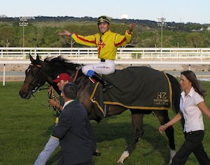 NAVARRA y Janacek celebrando la victoria en el Beamonte