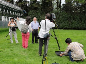 El equipo de Crónicas, con Fernando Savater durante la grabación del programa (Foto: rtve.es)